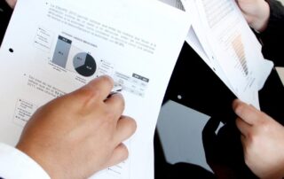 Consultant financiar discutând opțiunile de credit