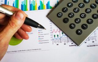 O persoană planificând finanțele cu un calculator