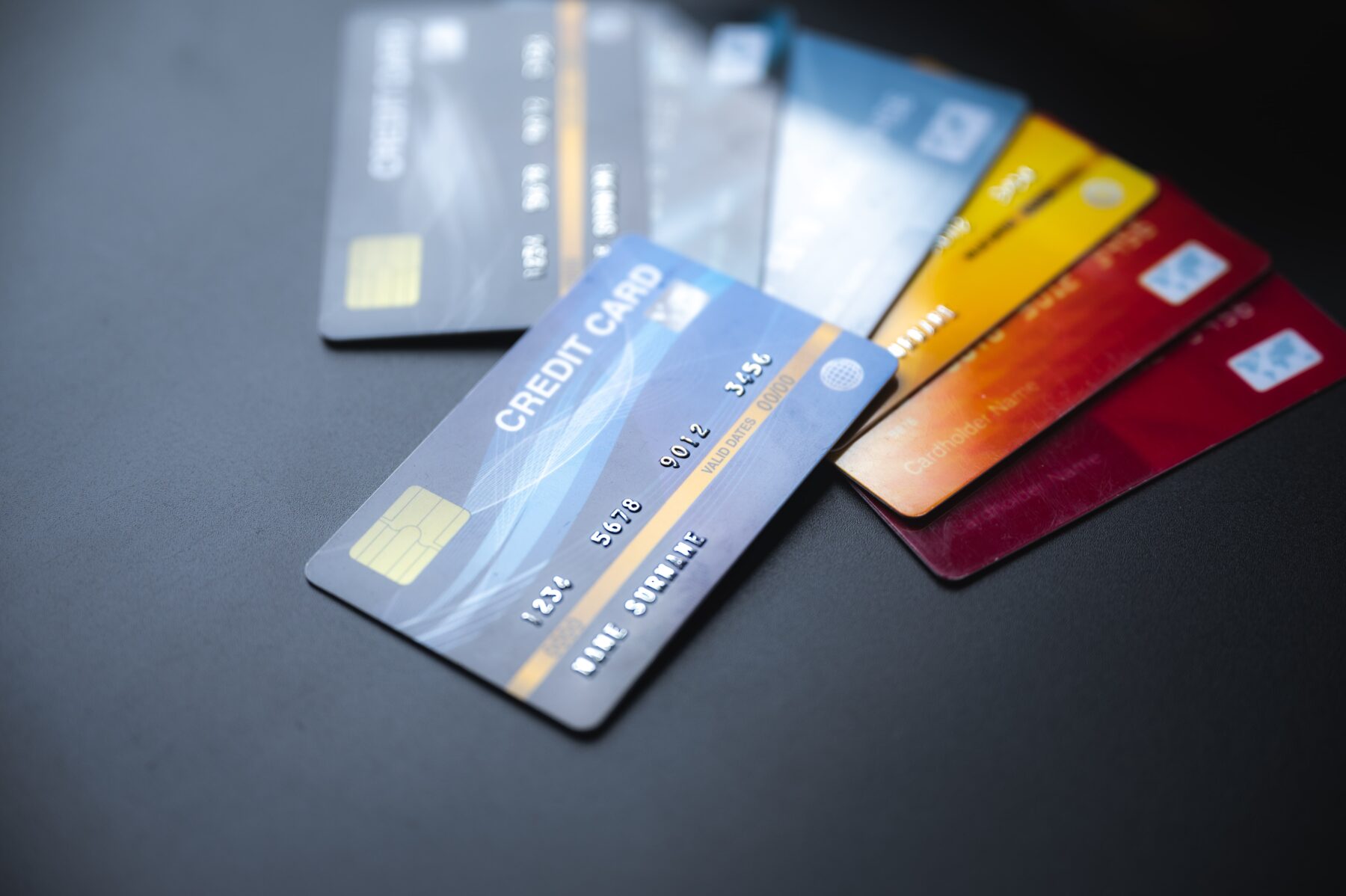 closeup-of-group-of-credit-and-debit-bank-cards-wi-2025-03-24-11-26-34-utc-min mastercard si visa diferente